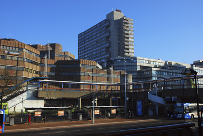 900402 Gezicht op het kantoor- en winkelcentrum Hoog Catharijne te Utrecht, vanaf het Centraal Station, met op de ...